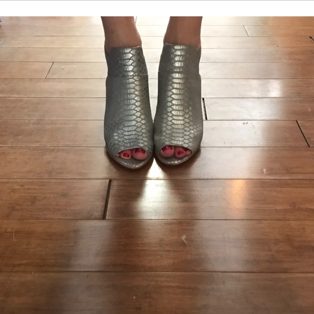 Donald Pliner Silver Open Toe Shoe